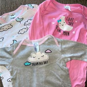 Gerber sleep gown set of 3!  0 to 6 months